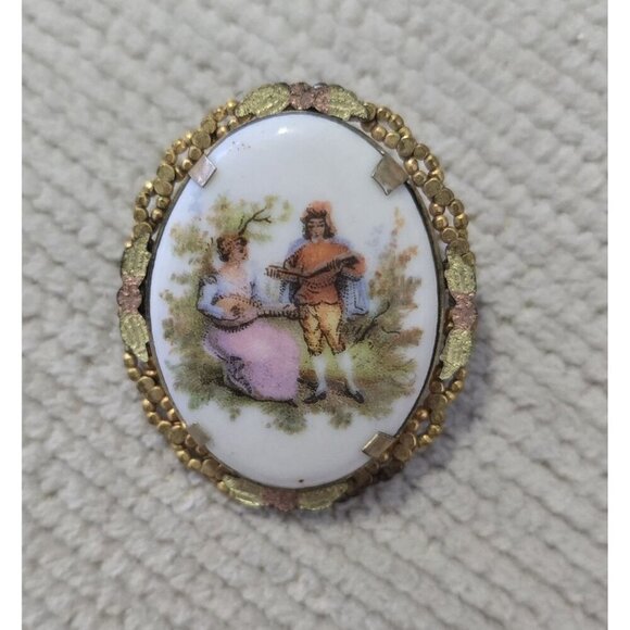 Vintage Porcelain Brooch/Pendant Courting Couple Scene & Ornate Gold-Tone Frame - Picture 2 of 7